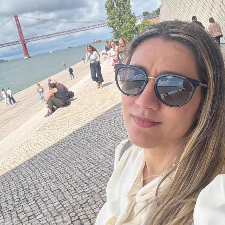 Lívia Bueno (Lee)