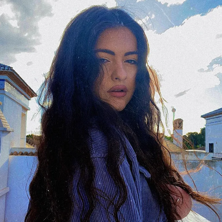 Aine \\ Singer