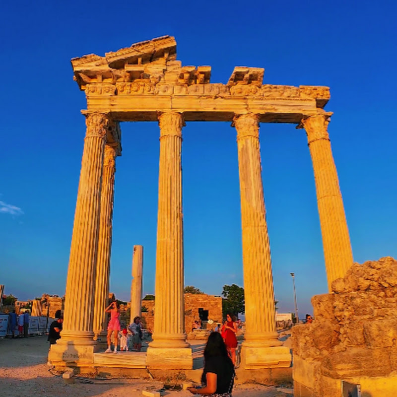 Luxury Hotels & Resorts 