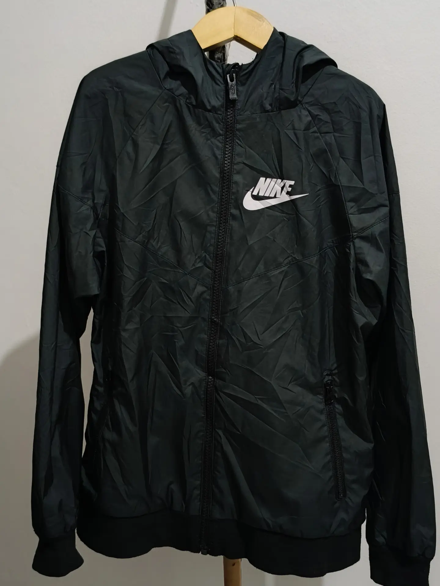 Nike boys sportswears jacket 
Size 145
58x48 
10-12 Yo
#nikesport #nikekids #nikejacket #yeespereadystock #youth