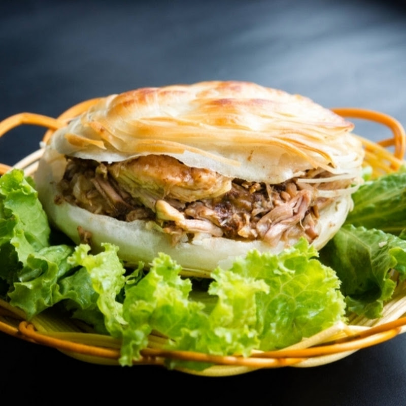 Tongguan Roujiamo (Chinese hamburger)