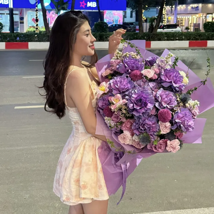 Linh nhà hàng ẩm thực Sen Đỏ