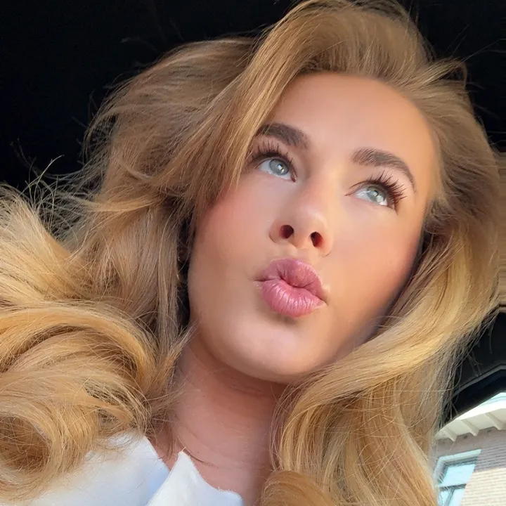 NAOMI VAN VERSEVELD ⚡️