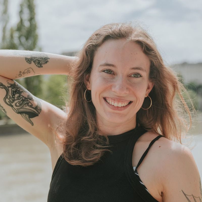 Clara del Sol - Yoga & Calisthenics Teacher