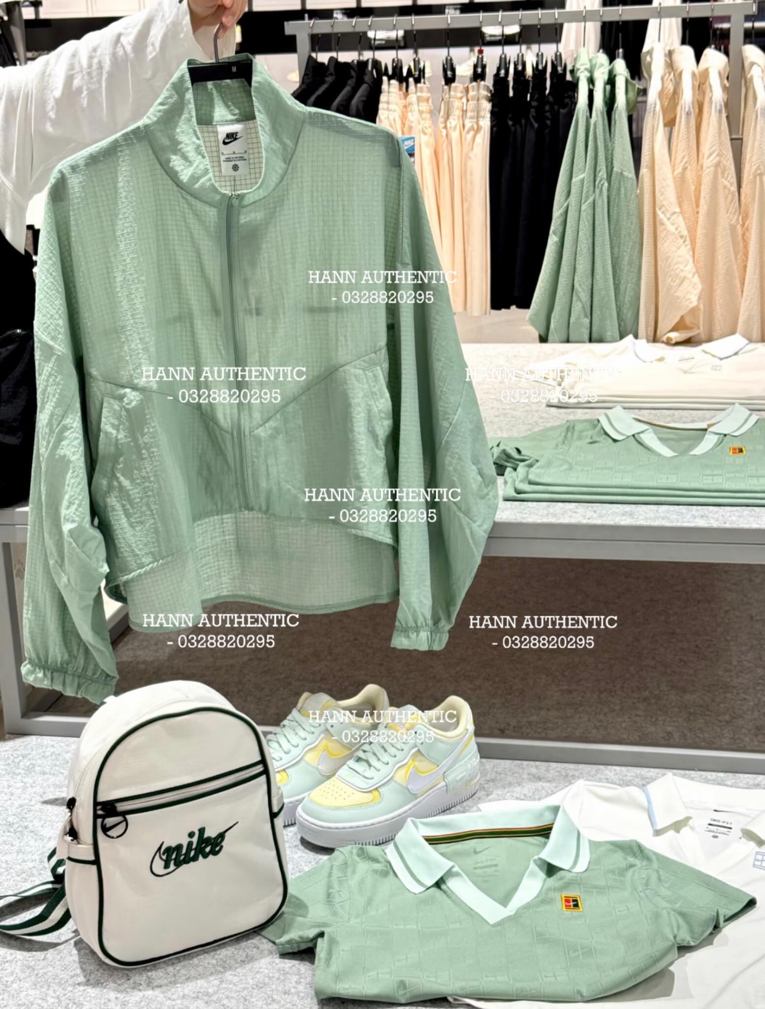 🍃 Matcha mood nhưng vẫn chuẩn sporty

Nike Tennis xanh mint phối cùng jacket chống nắng siêu nhẹ, AF1 pastel và balo retro tone kem xanh — set đồ nhìn là thấy mùa hè mát mắt hẳn

 • 𝐺𝑟𝑜𝑢𝑝 𝐹𝐵 : https://www.facebook.com/share/g/18bEP3D8QQ/?mibextid=wwXIfr

#Nike #NikeSportswear #NikeWomen #NikeJacket #NikePolo