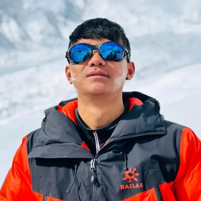 Lakpa_climbs