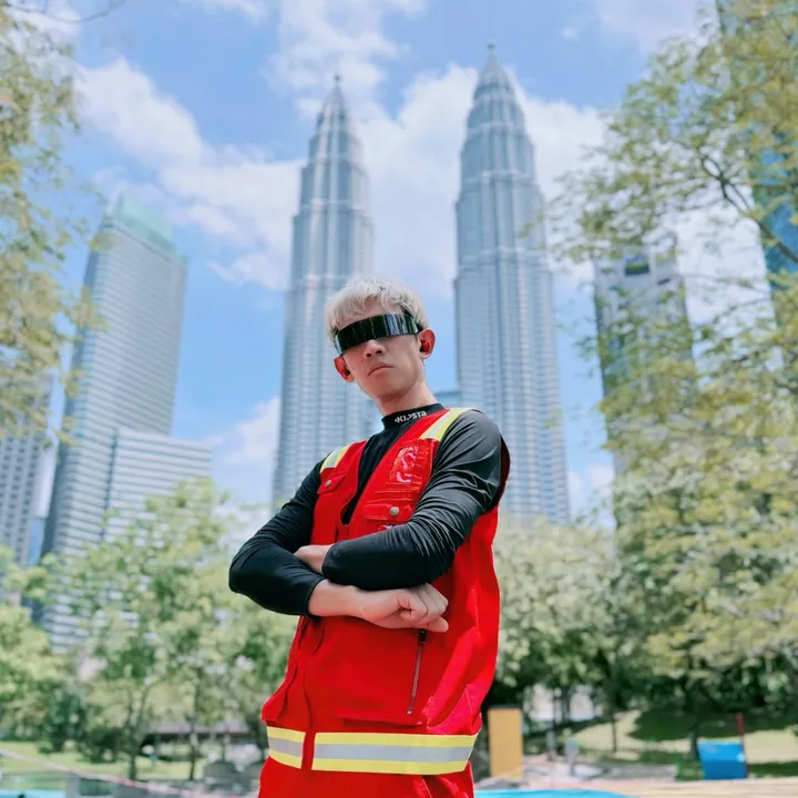 Cosmos คนเต้นหน้าเครื่องบิน