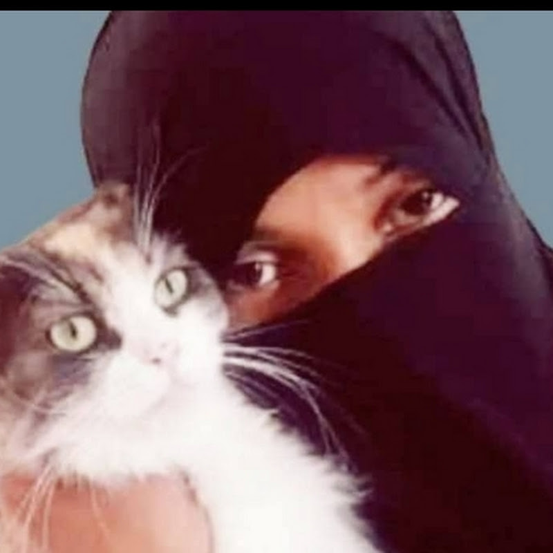 Cat lover Fatima 