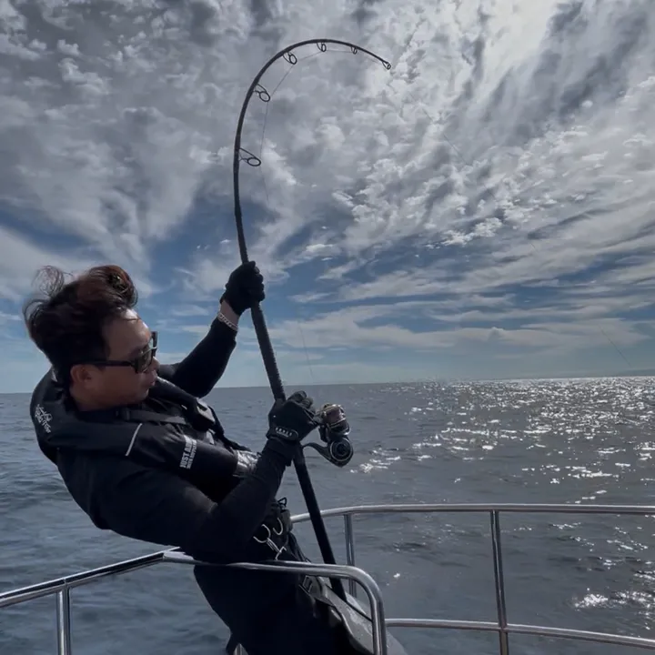 Cao Tiến câu cá ở nhật