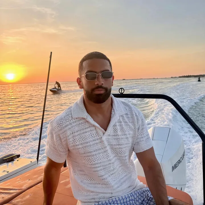 Mo