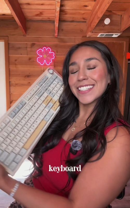 Who else is obsessed with keyboards? 🤭 #keyboards #keyboardasmr #keyboard #ttshopfind #gamingkeyboard 