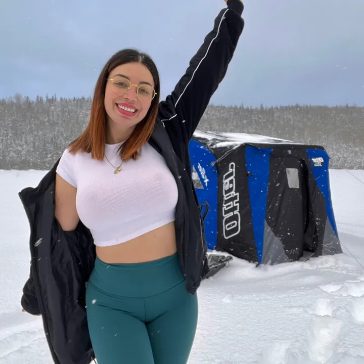 Brunette.in.the.snow