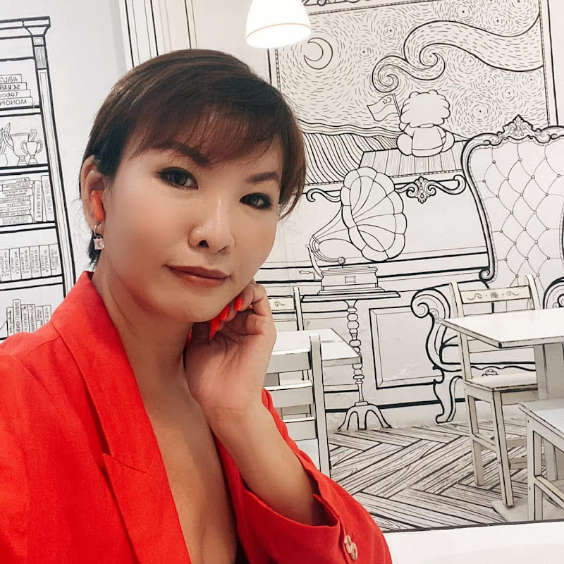 Julia | Style & Reinvention Expert 