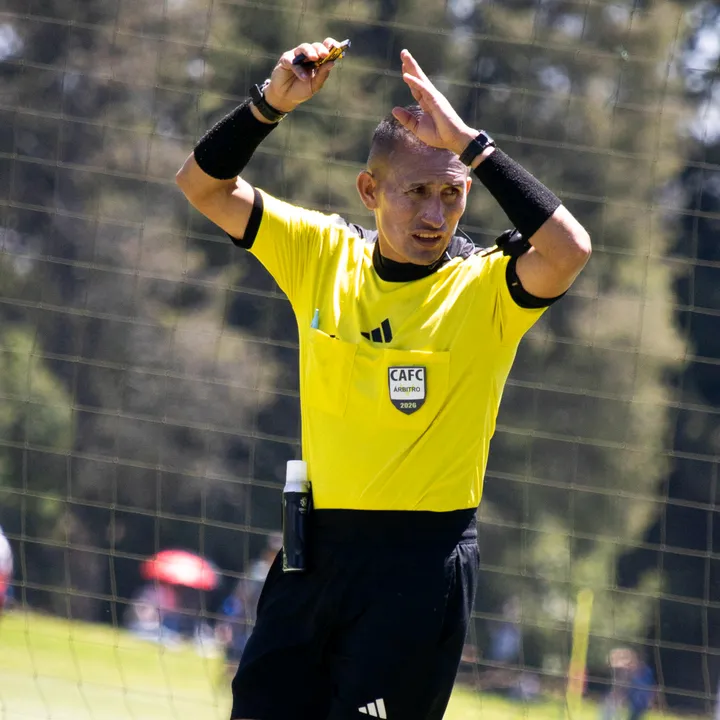Andrés Tuay árbitro