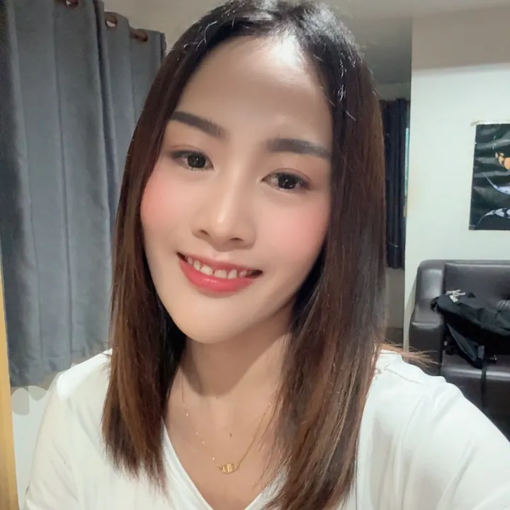 หญิงรีวิวของใช้ในครัวเรือน