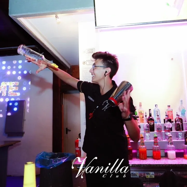 Nik_redoflife_bartender
