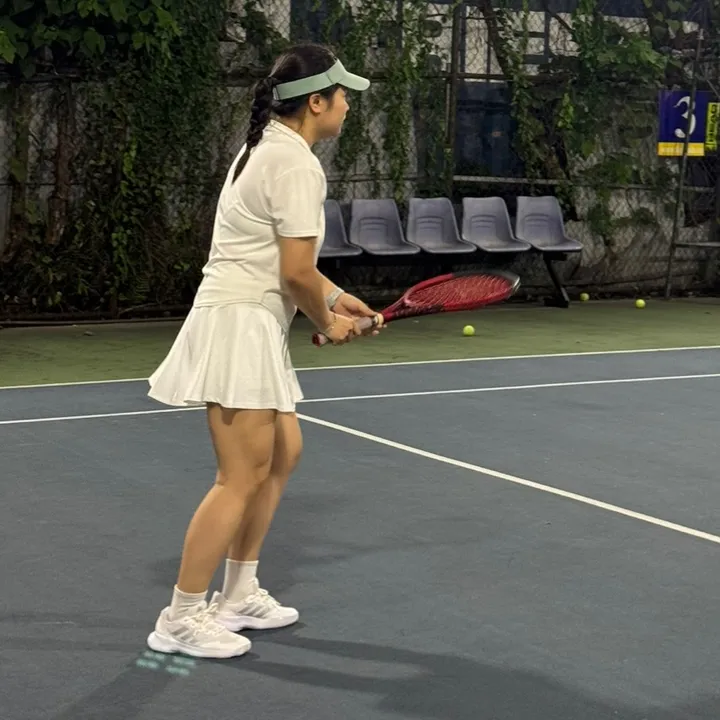 Zoey học tennis