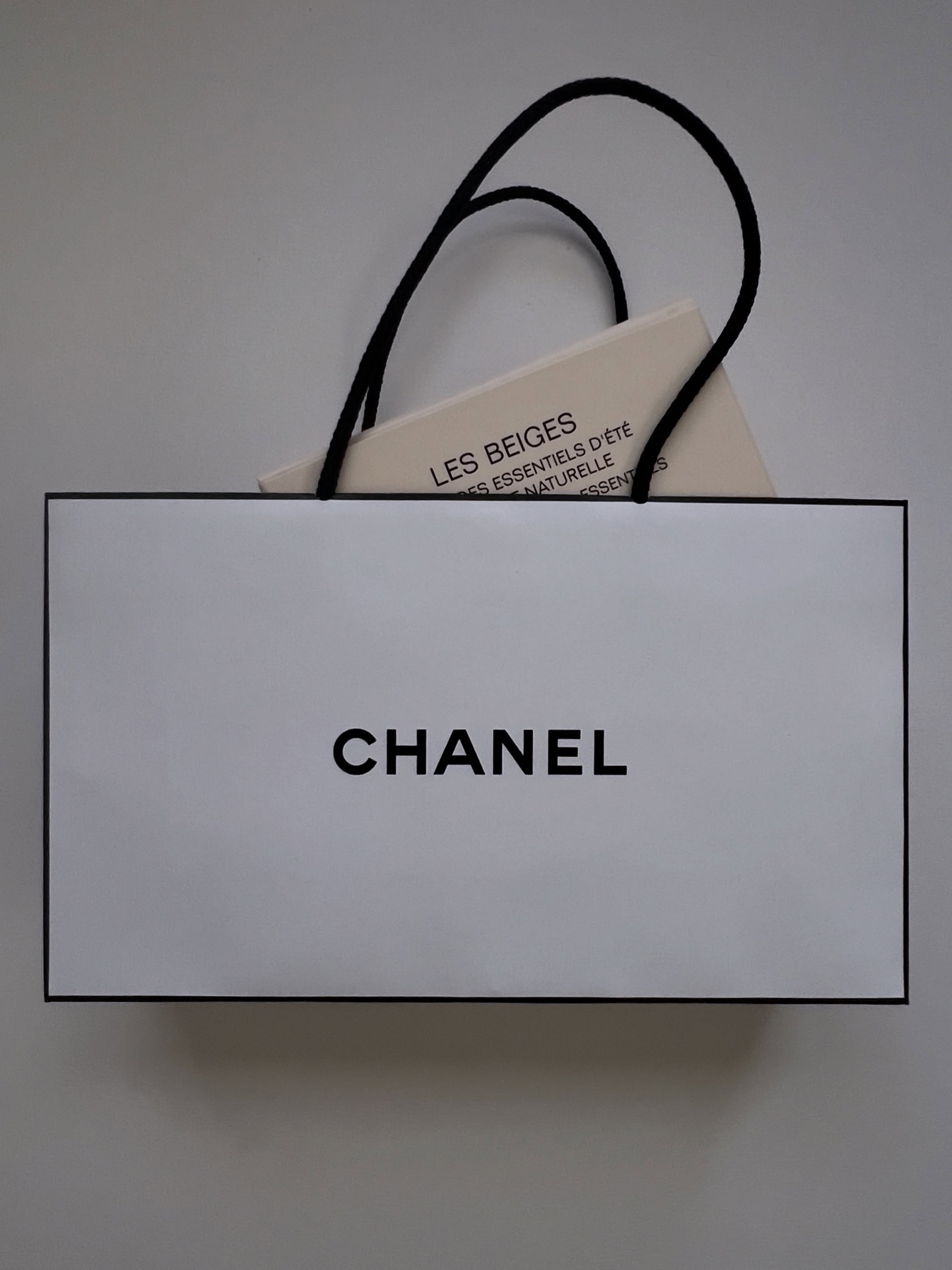 Caught the unicorn 🦄

This deserves a little unboxing 

Finally found the Chanel Les Beiges Summer Essentials Set 💖

Love, love the raffia pouch, but the products inside are just as amazing 🥰
