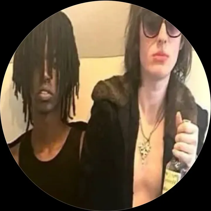 ︎