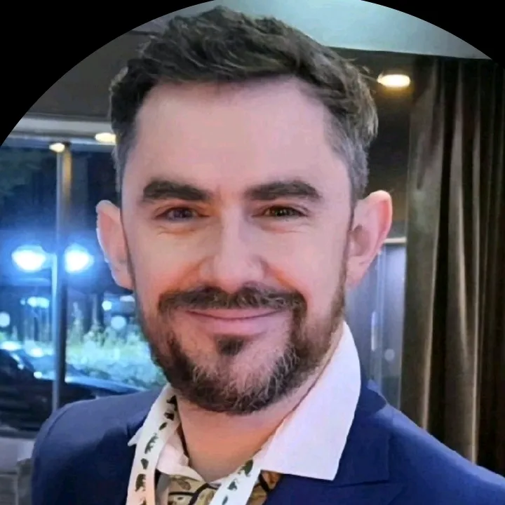 Daniel Oloughlin Author