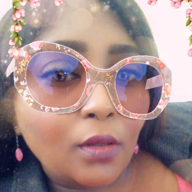 ionix Vlogs. También YouTube