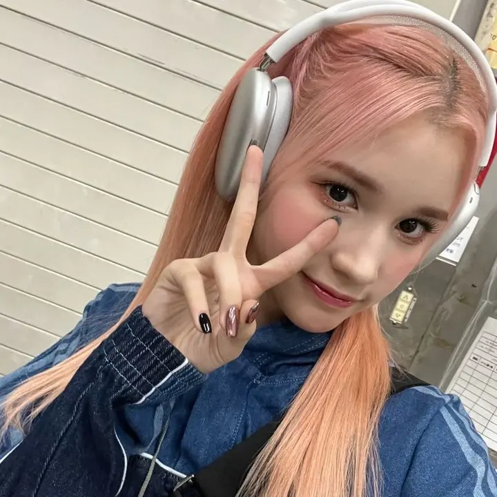 <3