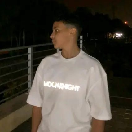 ︎