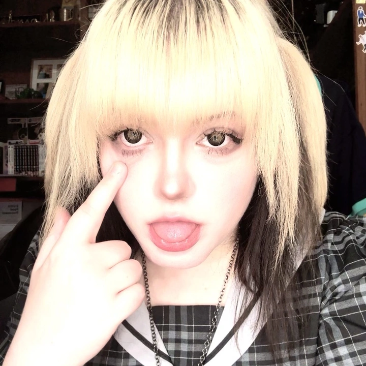𝓮𝓶𝓲𝓵𝔂 🖤 エミリー