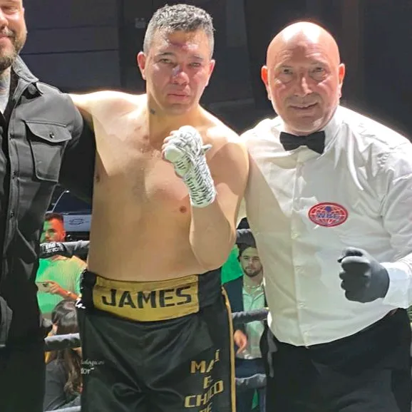 MAXI JAMES ( EL CHICO DE ORO )