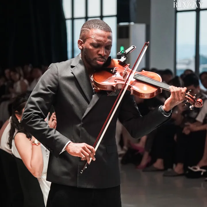 CUDY Violinist