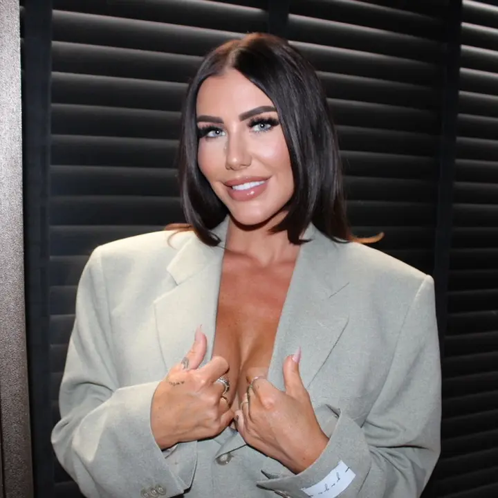 𝐊𝐞𝐥𝐥𝐲 𝐋𝐨𝐞𝐟