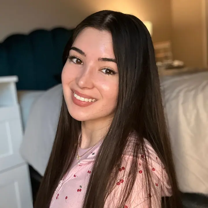⋆˚࿔ ella 🍒 𝜗𝜚˚⋆
