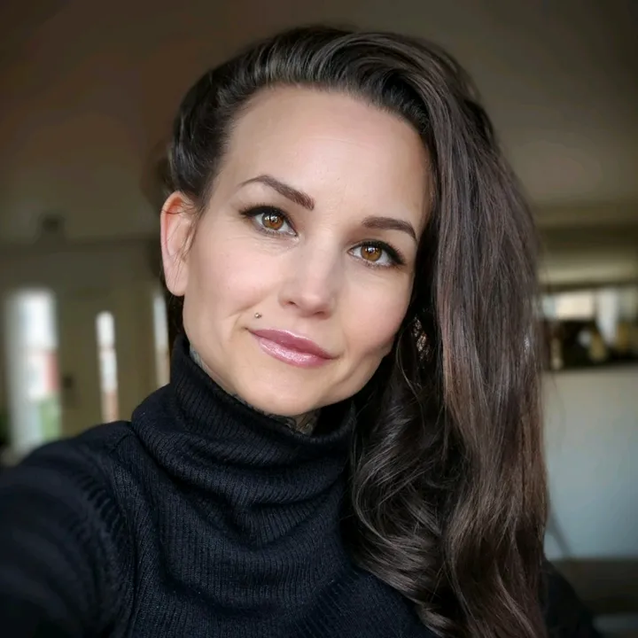 Dominique L