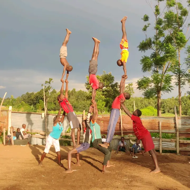 Love.circus.Uganda.school