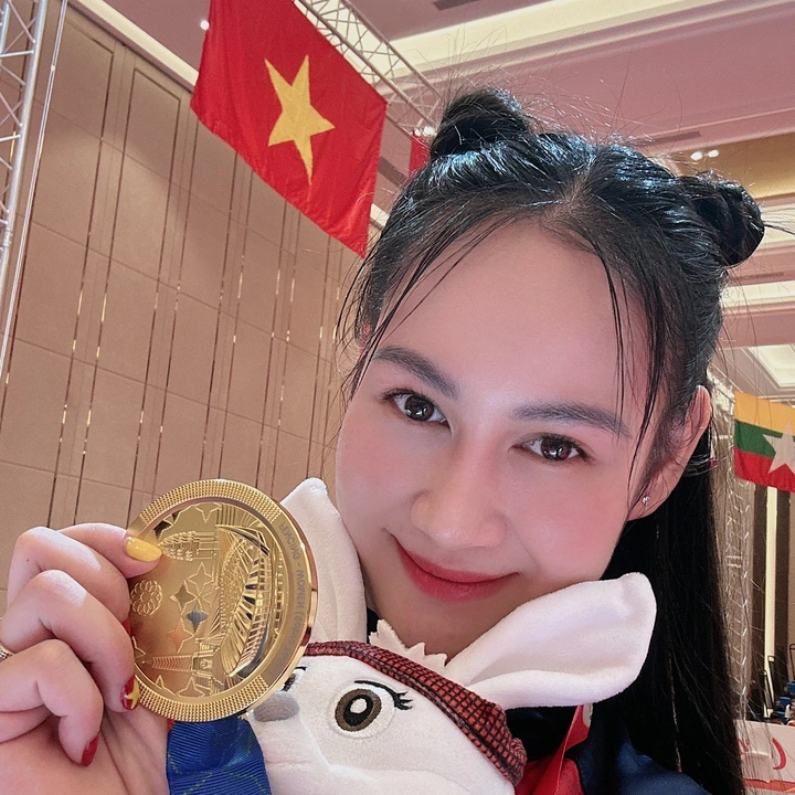 Hằng thích nhậu 🤺