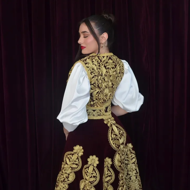 Elena - Veshje Tradicionale