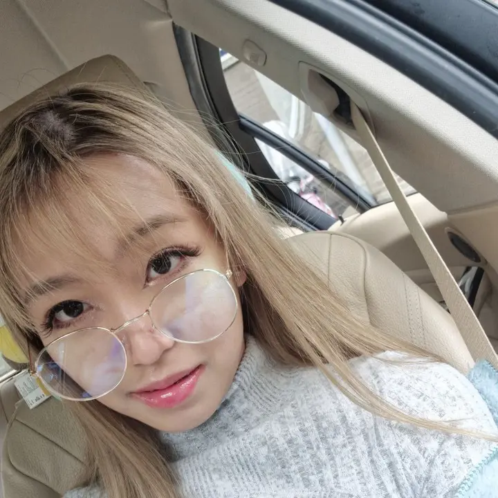 Your delivery girl Cynthia