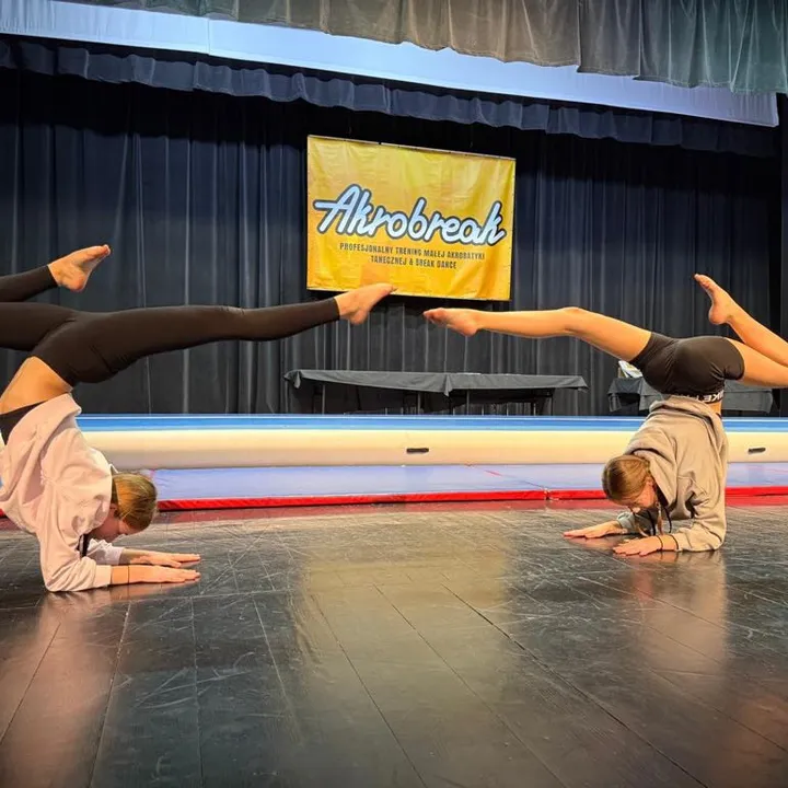 👸🏼🤸‍♀️👸🏼