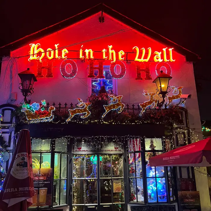 Hole In The Wall 🎅🏻🎄