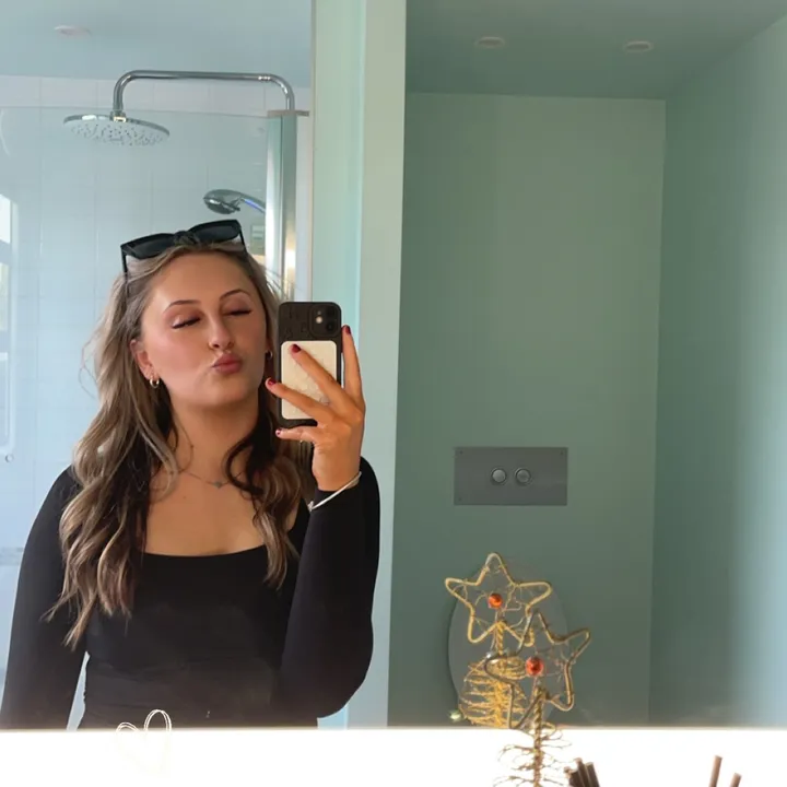 (Ava)