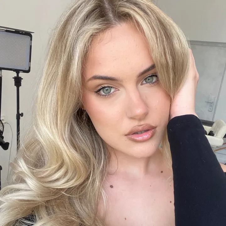 Ana Naicu | Make-Up & Brows