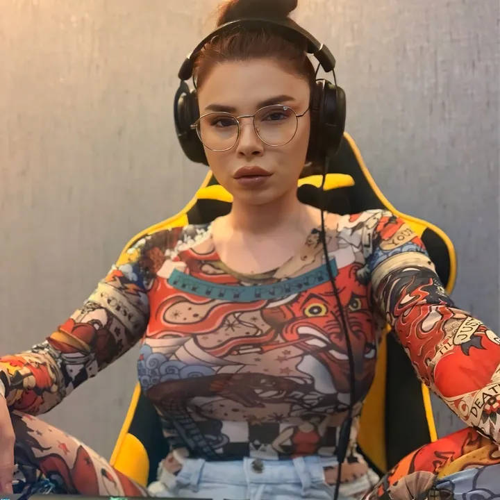 Ella👾