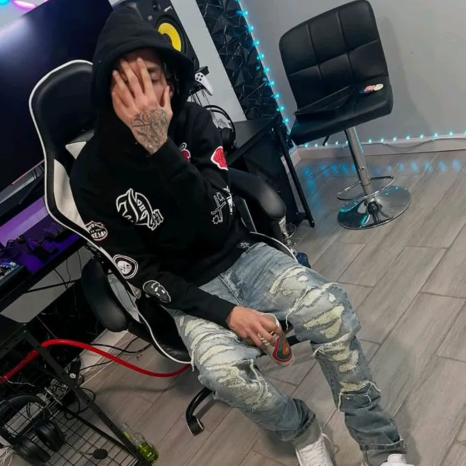 𝓒𝓪𝓻𝓵𝓸𝓼 🈴