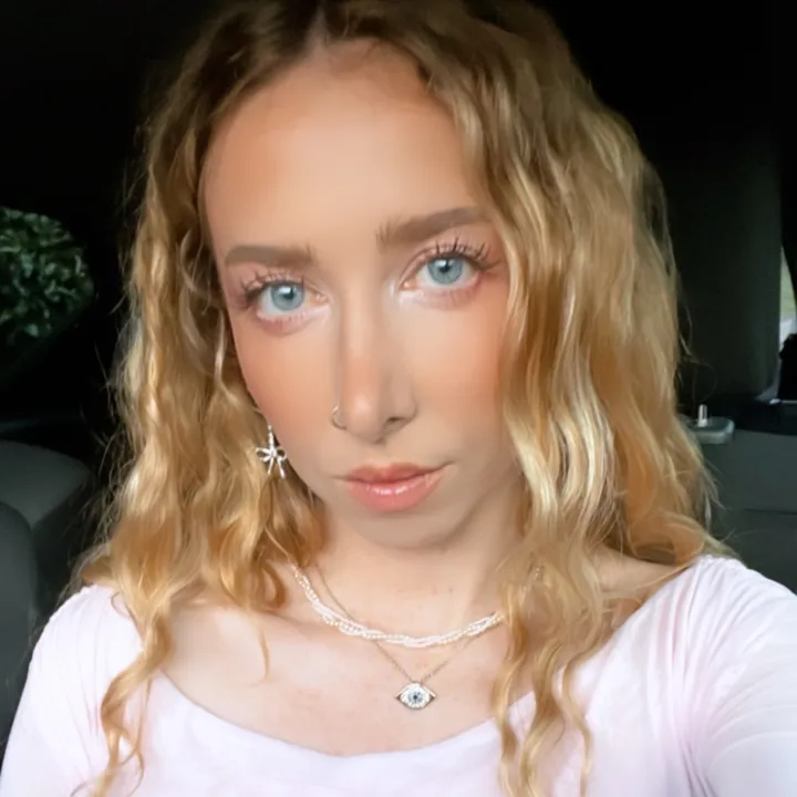 VANI 🍒 thrifted fashion