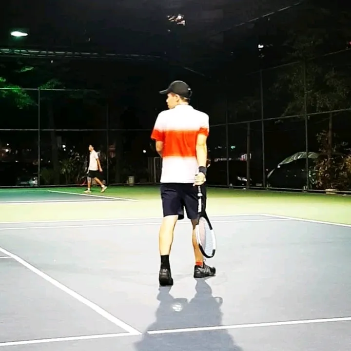 Anh bạn Tennis
