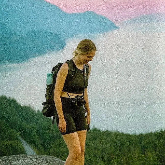 jess l HIKE TRAVEL CANADA
