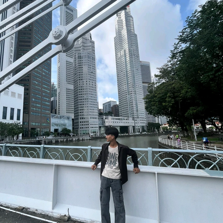 🇲🇲HTET MYO THIHA🇸🇬