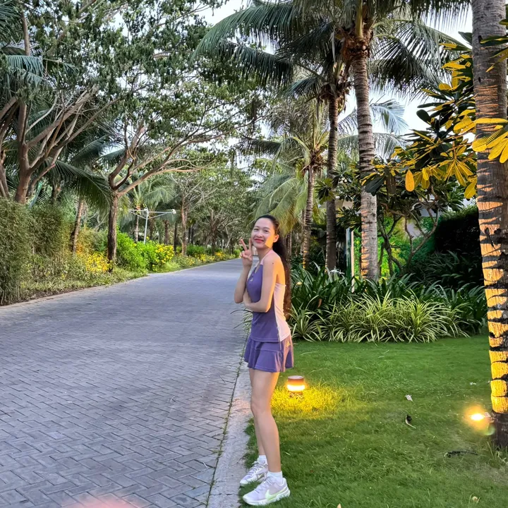 Hồng Giòn đánh tennis
